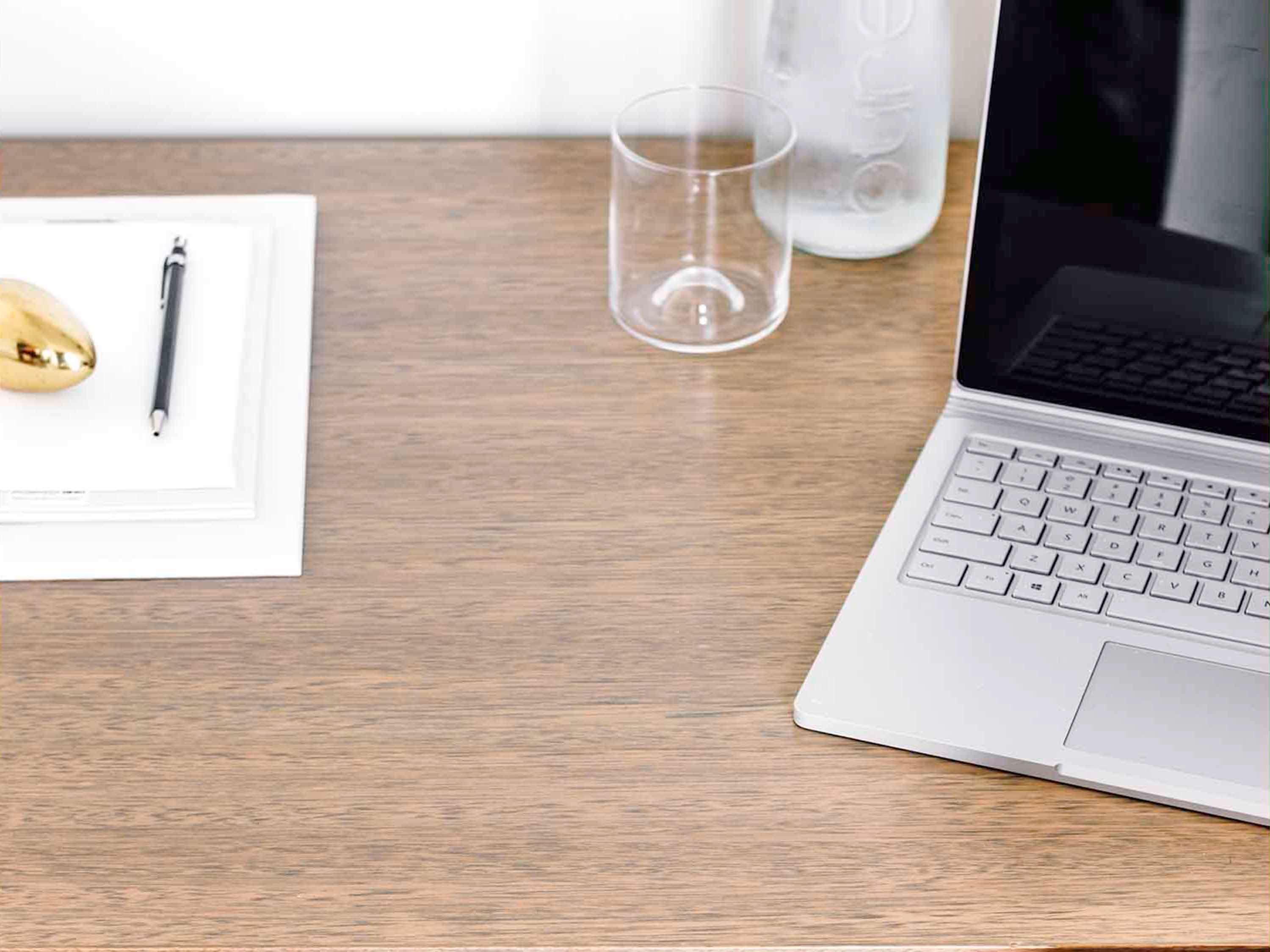 เดอะโคโม เมลเบิร์น - เอ็มแกลเลอรี Hotel ภายนอก รูปภาพ A desk with a laptop and a notebook