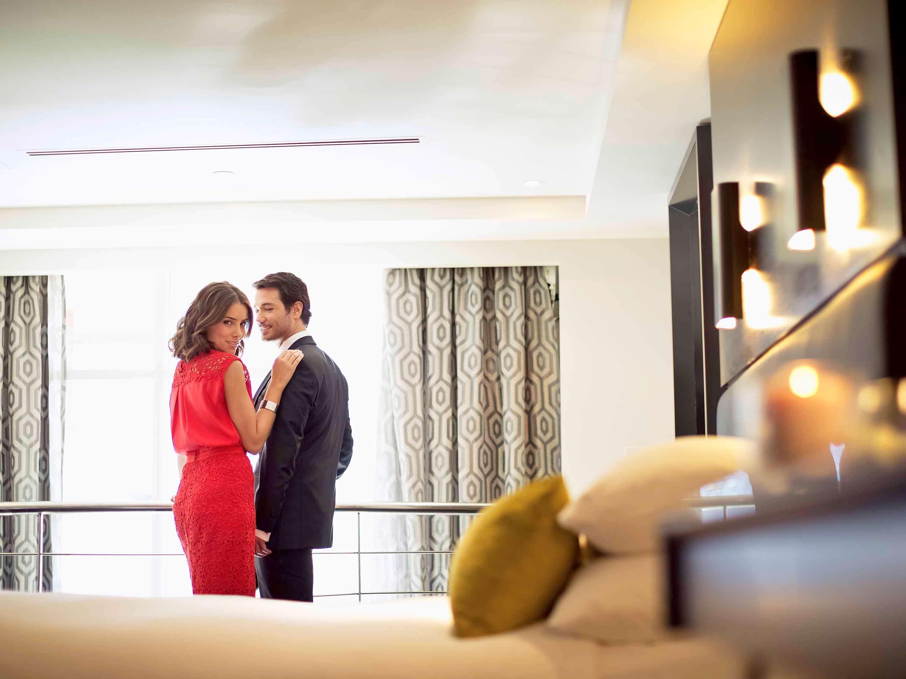 เดอะโคโม เมลเบิร์น - เอ็มแกลเลอรี Hotel ภายนอก รูปภาพ A couple in a hotel room