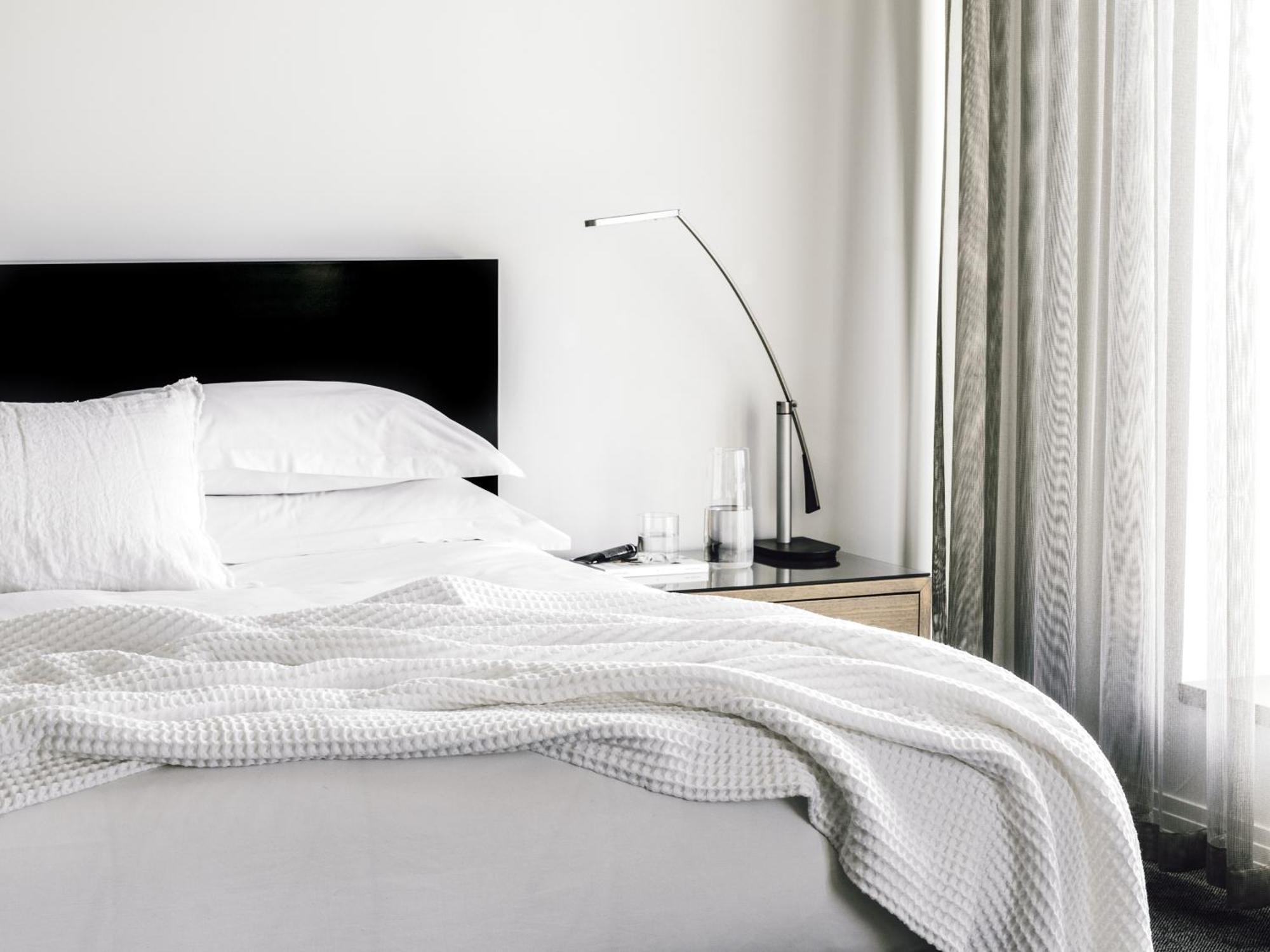 เดอะโคโม เมลเบิร์น - เอ็มแกลเลอรี Hotel ภายนอก รูปภาพ A modern bedroom