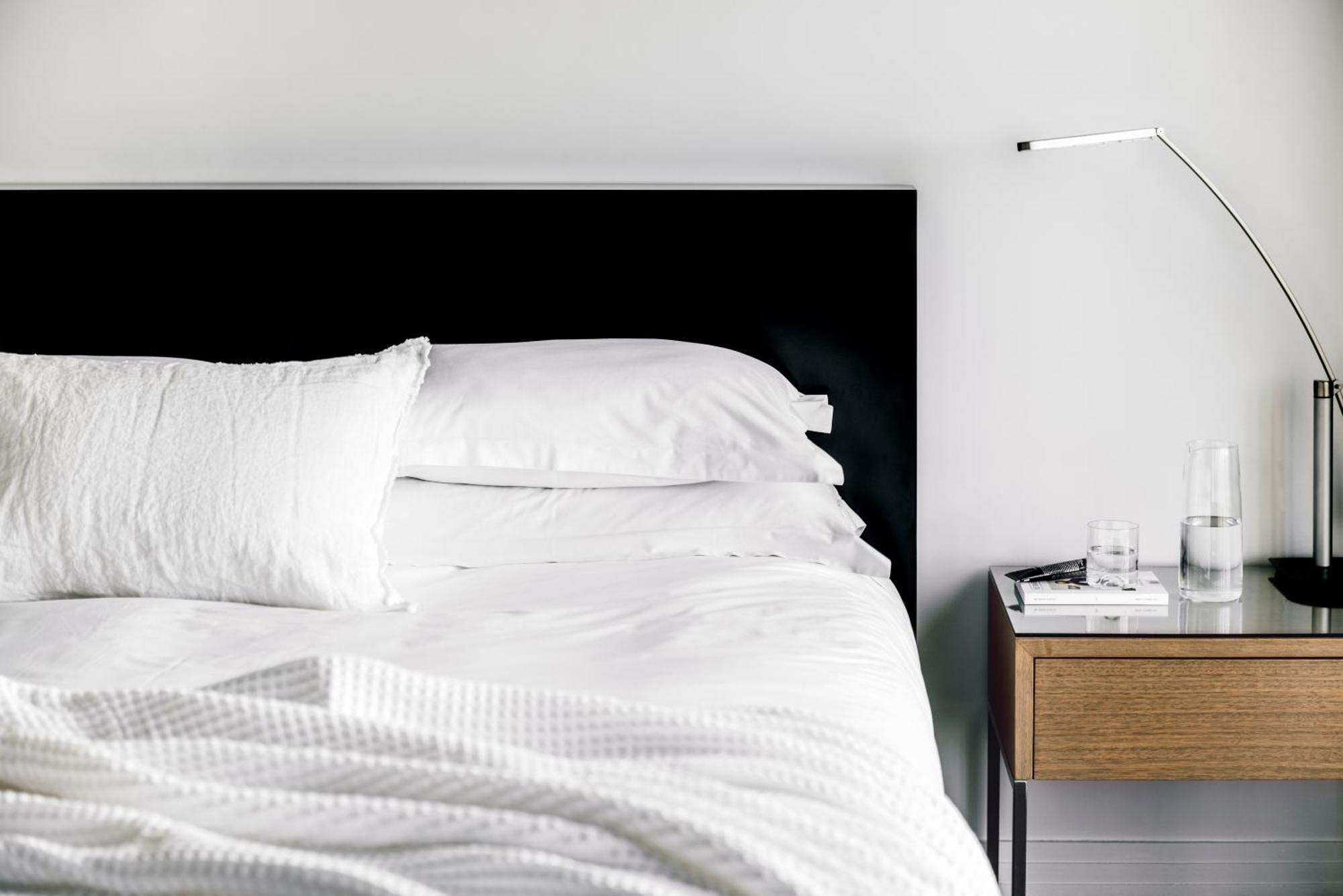 เดอะโคโม เมลเบิร์น - เอ็มแกลเลอรี Hotel ภายนอก รูปภาพ A bed with a black headboard