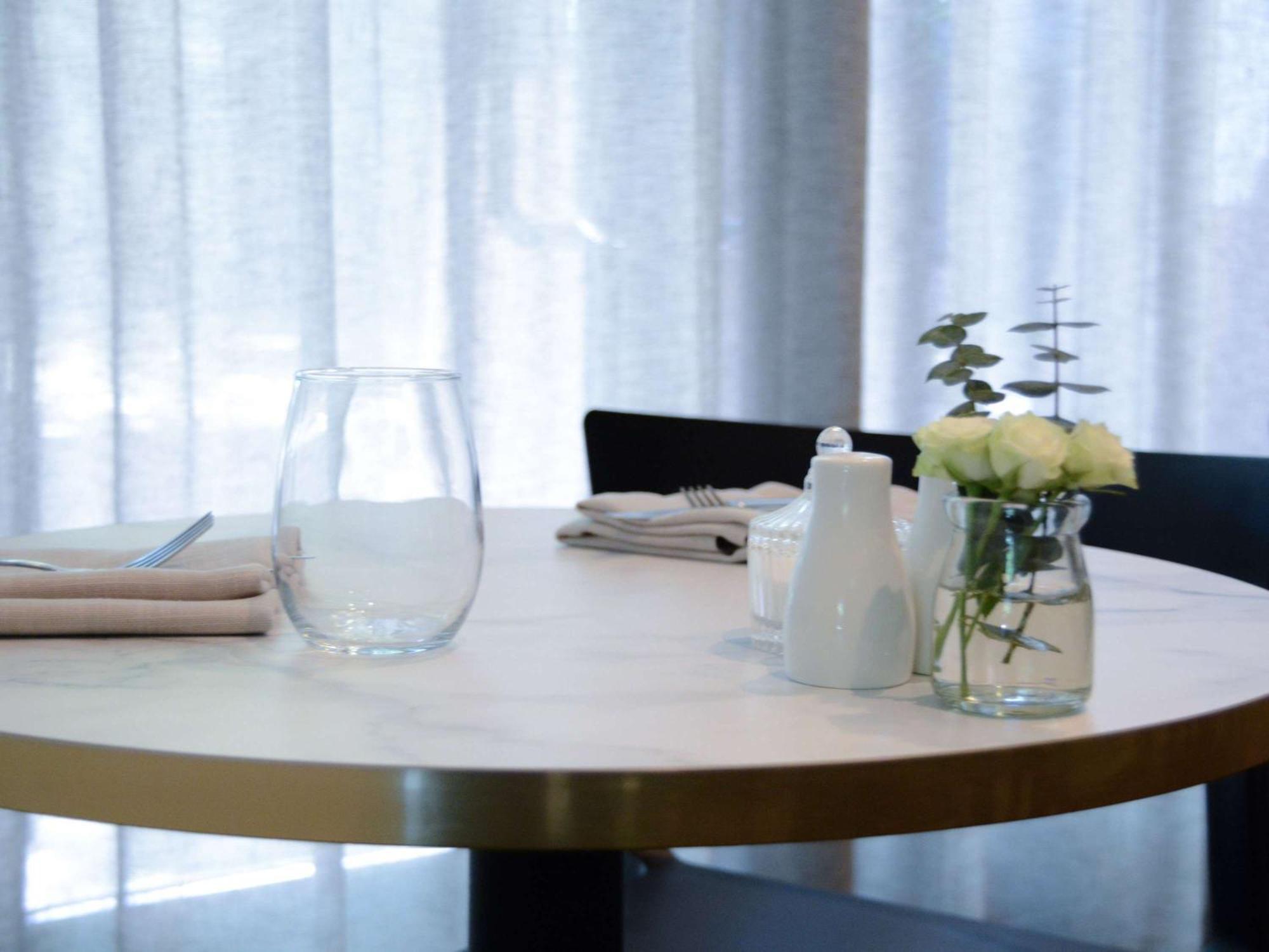 เดอะโคโม เมลเบิร์น - เอ็มแกลเลอรี Hotel ภายนอก รูปภาพ A table at the restaurant