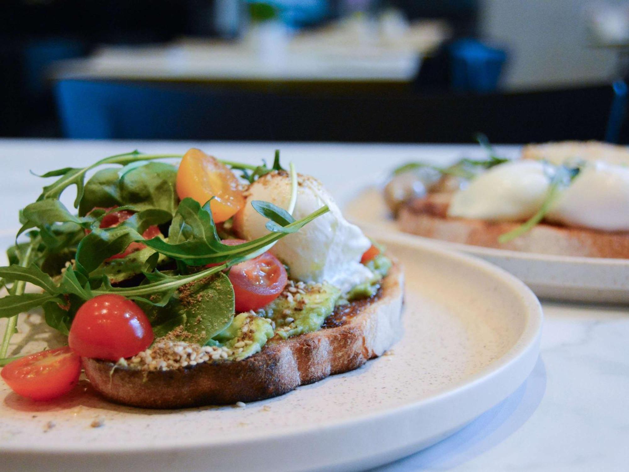เดอะโคโม เมลเบิร์น - เอ็มแกลเลอรี Hotel ภายนอก รูปภาพ Avocado on toast with rocket, cherry tomatoes and goat's cheese